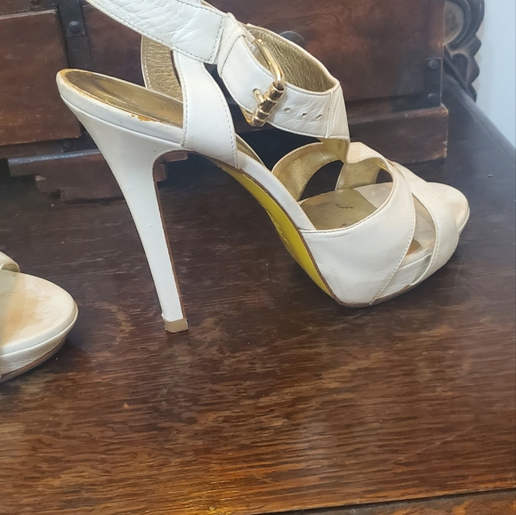 Vintage Versace platform sandal with a bright yellow sole - Picture 3 of 8